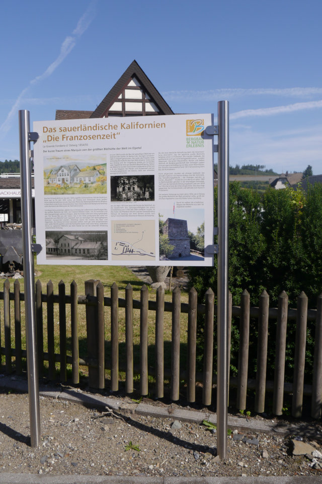 Die Hinweistafel aus der Edelstahl-Werkstatt steht mitten im Ort in Ostwig im Sauerland.